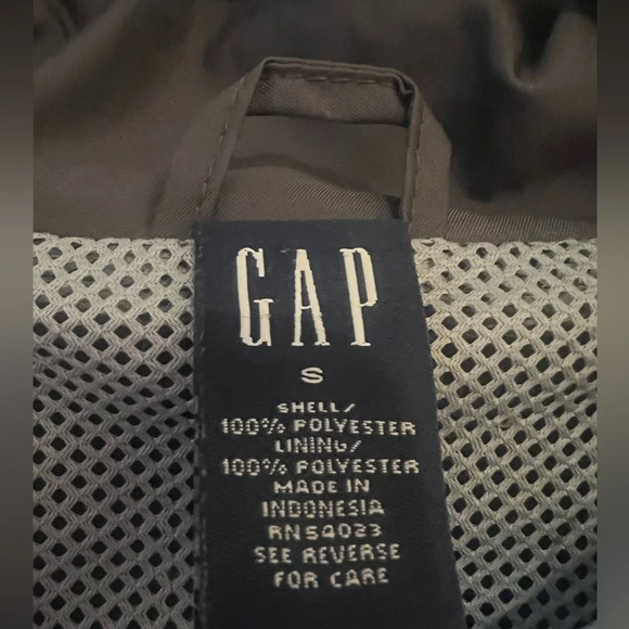 Gap Gray Rain Jacket 4 Pockets Elastic Cuffs & Drawstring Bottom Size Small EUC - Picture 3 of 5